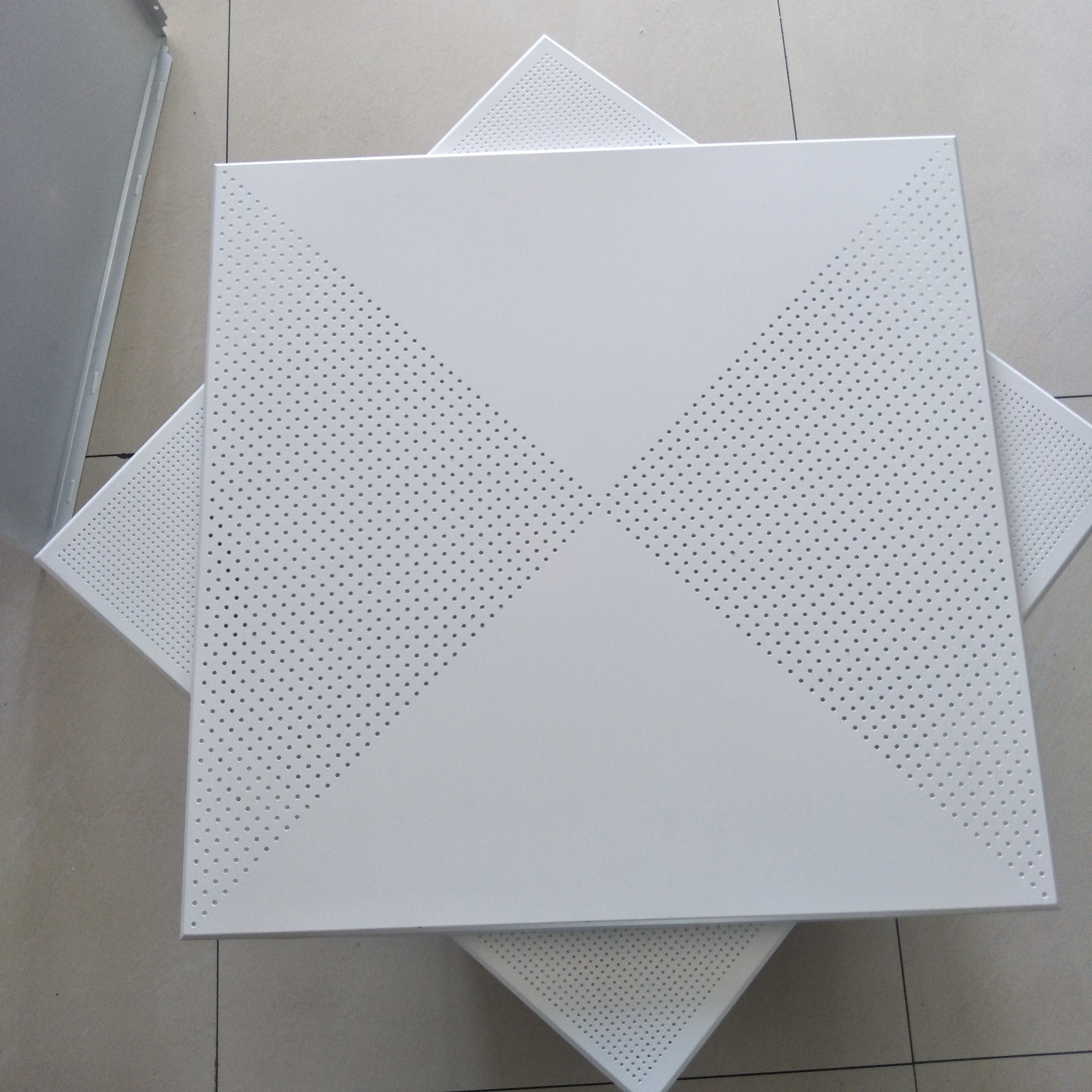 Aluminiumsknappanel vs aluminiumskompositpanel